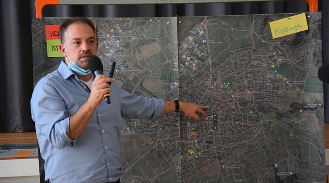 Stadtplaner Timo Buff moderierte das Jugendhearing in Mössingen. Mit den grünen Punkten markierten Jugendliche Plätze, die sie g