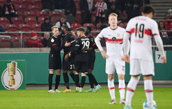 Köln feiert Doppeltorschütze Anthony Modeste (2. von links). Der VfB Stuttgart verpasst durch das 0:2 das Achtelfinale.  FOTO: M