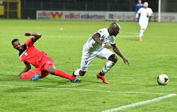 Kampf ist Trumpf an der Kreuzeiche. Onesi Kuengienda (links) vom SSV Reutlingen im Zweikampf mit dem Villinger Lhadji Badiane.