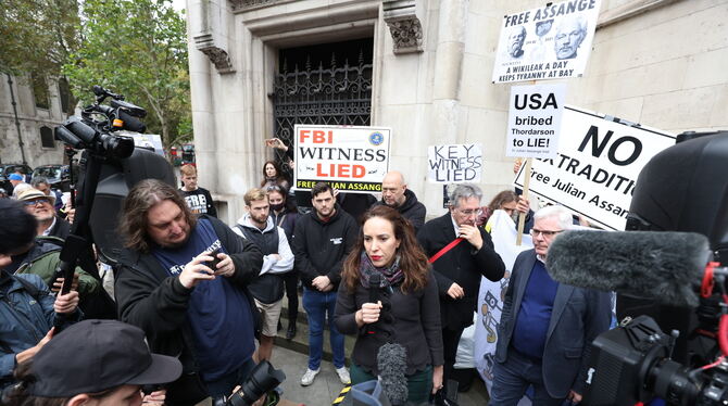 Stella Maris (Mitte), Lebensgefährtin von Wikileaks-Gründer Assange, beantwortet vor dem Gericht Fragen der Journalisten.  FOTO