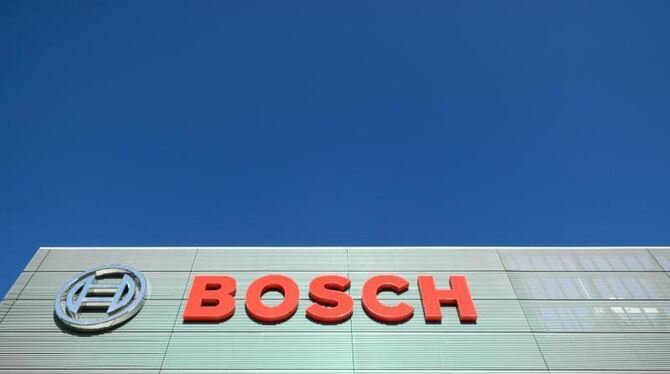 Das Bosch-Logo ist an einer Fassade zu sehen