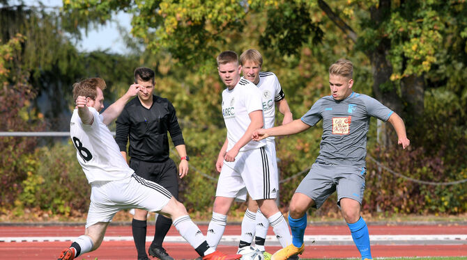 Müssen in dieser Saison um jeden Punkt gegen den Abstieg kämpfen: TSV Riederich (grau) und FC Engstingen (weiß).
