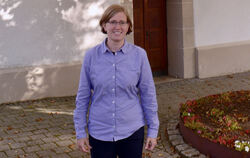 Stefanie Fritz vor der der Petruskirche in Degerschlacht. FOTO: SIMON