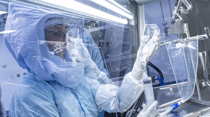 Im Reinraum stellt eine Laborantin mRNA-Impfstoff her. Corona hat die Biotechnologie in den Fokus gerückt. FOTO: ROESSLER/DPA