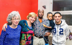 Verbundene Menschen und Nationalitäten im Café International im Gemeindehaus der Baptisten im Jahr 2015. Ehrenamtliche aus dem A