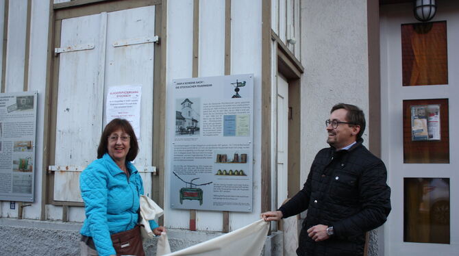 Stockachs Ortsvorsteherin Christa Stöhr und Gomaringens Bürgermeister Steffen Heß enthüllen zwei Hinweistafeln am ehemaligen Sto