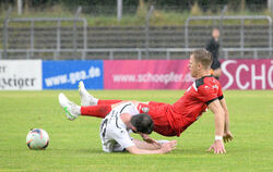 Defensiv-Allrounder Denis Lübke (rotes Trikot) vom SSV Reutlngen.
