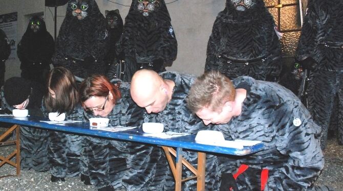 Zunftmeister Andreas van Wirdum begrüßte fünf neue Hästräger beim Narrenfutter. FOTO: STEIDLE