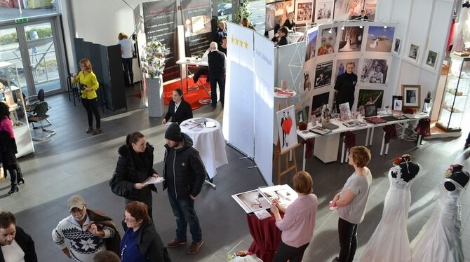 Die zwölfte Reutlinger Hochzeitsmesse im Audi-Zentrum bot einen großen Überblick über Trends und Neuheiten. FOTO: CHATZINIKOLAOU
