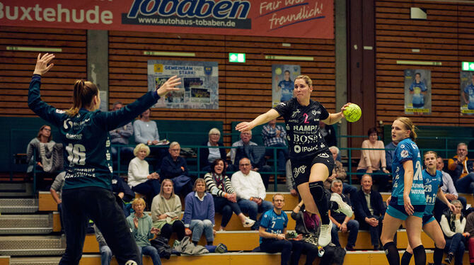 Marlene Kalf (mit Ball) ist bei der klaren Metzinger Niederlage in Buxtehude mit 9/8 Treffern die torgefährlichste Spielerin. Fo