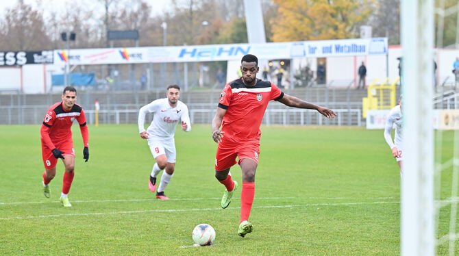 Onesi Kuengienda tritt den Strafstoß für den SSV Reutlingen.