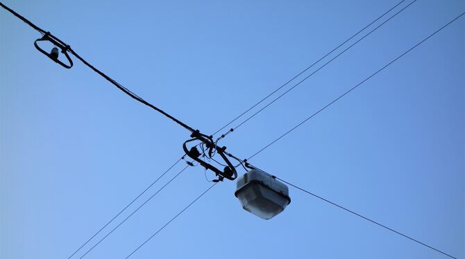 In der Ulmer Straße/Neuffener Straße in Bad Urach soll die Beleuchtung aus den 1960er- Jahren ersetzt werden.  FOTO: BÖHM