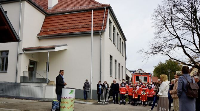 Offene Türen beim sanierten Alten Schulhaus in Pliezhausen für interessierte Bürger: Christof Dold (links) erläutert das Vorhabe