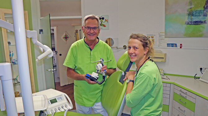 Ulrich Gottwik und seine Nachfolgerin Barbara Maier in der Hohensteiner Zahnarztpraxis.  FOTO: BLOCHING