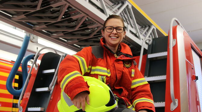 Jeannine Bek, die sich mit 32 Jahren zu einer Ausbildung bei der Feuerwehr entschlossen hat. FOTO: OECHSNER