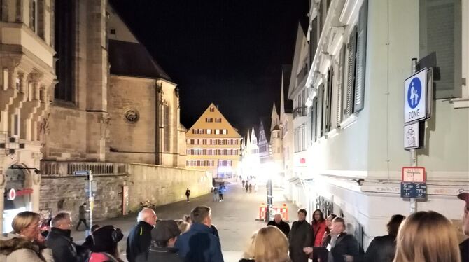 Inge Schettler ließ bei der Stadtführung über das gruselige Tübingen die Teilnehmer hinter die Fassaden sehen.  FOTO: STRAUB