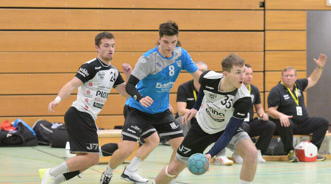 Erzielt das Siegtor für den TSV Betzingen: Jan Kussmann (mit Ball).  FOTO: BAUR