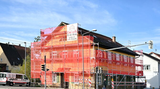 Verhüllt: Am Betzinger Rathaus müssen unter anderem Unwetterschäden beseitigt werden. FOTO: PIETH
