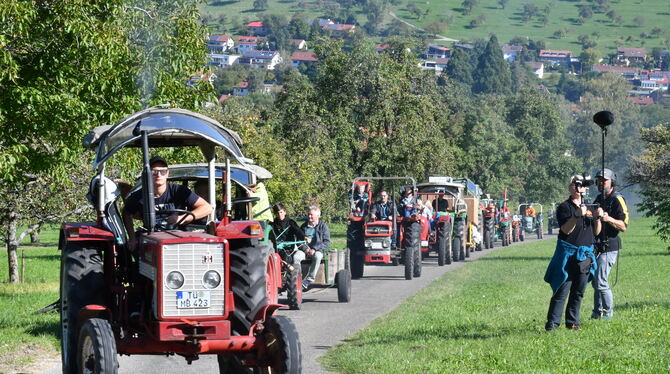 Der Traktorkonvoi auf Tour von Wankheim auf den Rossberg.  FOTO: MEYER