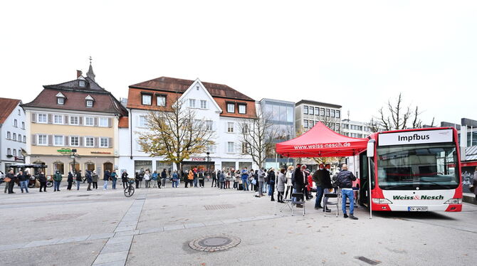 Lange schlange vor dem Impfbus auf dem Marktplatz in Reutlingen