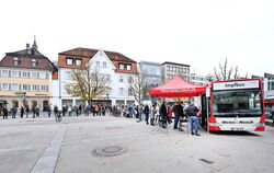 Lange schlange vor dem Impfbus auf dem Marktplatz in Reutlingen
