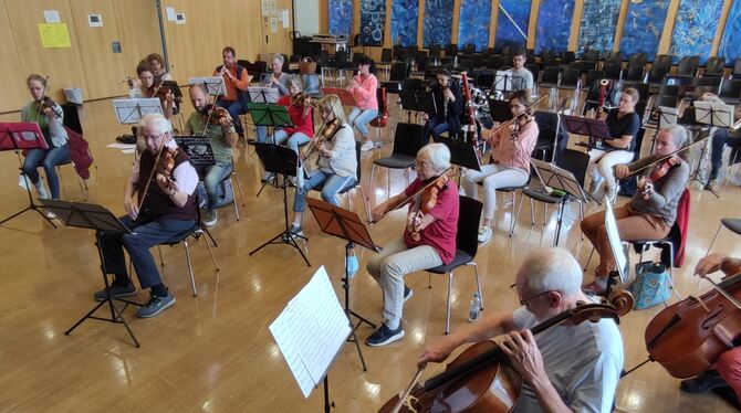Seit dem Probenwochenende im Sommer in der Metzinger Gymnasiums-Aula (im Bild) haben sich die Orchesterreihen weiter verstärkt.