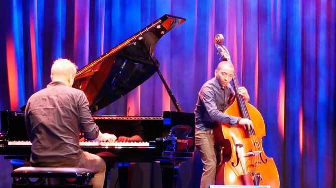 Pianist Martin Tingvall und Kontrabassist Omar Rodriguez Calvo beim Auftritt des Tingvall Trios im Tübinger Sudhaus-Saal.