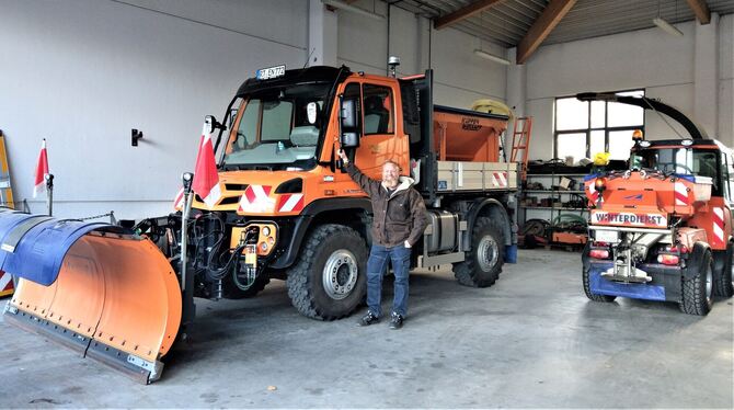 Vorbereitet für den Winterdienst: Bauhofleiter Jens Herold mit den Eninger Räum- und Streu-Fahrzeugen.  FOTO: BÖHM
