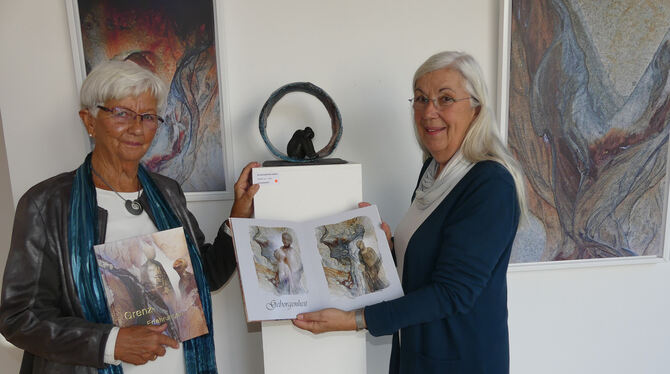 Mechthild Matthes (links) und Kara Voss-Conrad vor ihren Werken aus Rauchbrand-Keramik, Sandbilderkunst und Acrylmalerei in der