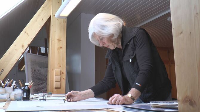 Die Künstlerin Brigitte Wagner beim Zeichnen in ihrem Atelier in Meßstetten. Szene aus Fritz Dannenmanns Filmporträt.  FOTO: DAN