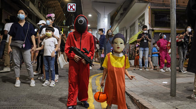 Kinder tragen Kostüme, die von der koreanischen Serie »Squid Game« inspiriert sind.