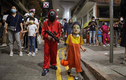 Kinder tragen Kostüme, die von der koreanischen Serie »Squid Game« inspiriert sind.