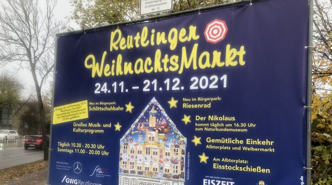 Die ersten großen Plakate weisen bereits auf den Reutlinger Weihnachtsmarkt hin.