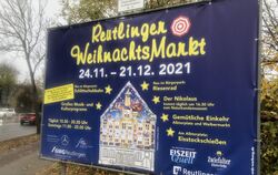 Die ersten großen Plakate weisen bereits auf den Reutlinger Weihnachtsmarkt hin.