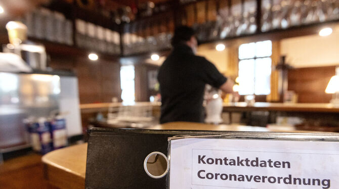 Angesichts der sprunghaft steigenden Zahl von Corona-Fällen in Baden-Württemberg rufen Gesundheitsämter die meisten infizierten