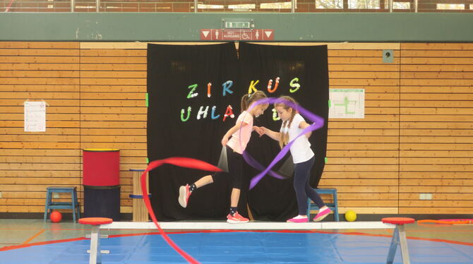 Der Zirkus Uhlando zeigt in der Wannweiler Uhlandhalle sein einstudiertes Programm, hier Anastasija und Carla mit Bändern am Sta