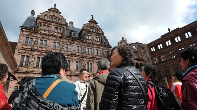 Touristen besichtigen das Schloss in Heidelberg.  FOTO: WITTEK/DPA