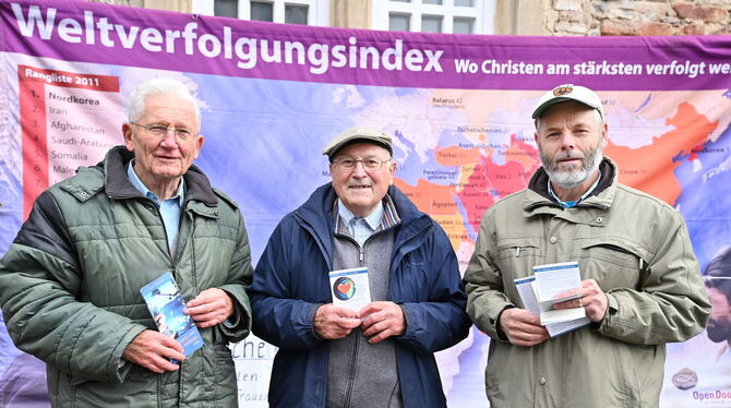 Hartmut Maurer, Adam Strecker und Gerhard Jahrhaus machen auf die weltweite Christenverfolgung aufmerksam.  FOTO: PIETH