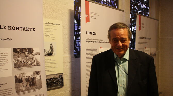 Harald Kersten vom Tübinger Lern- und Dokumentationszentrum Nationalsozialismus eröffnete in der Eberhardskirche die Ausstellung