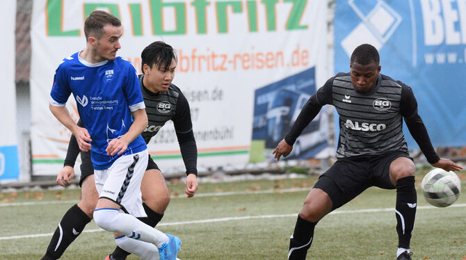 Roman Schubmann (links/VfL Pfullingen II) gegen Andy Huynh (Mitte) und Amara Sidibe von der SG Reutlingen.  FOTO: TBAUR/EIBNER