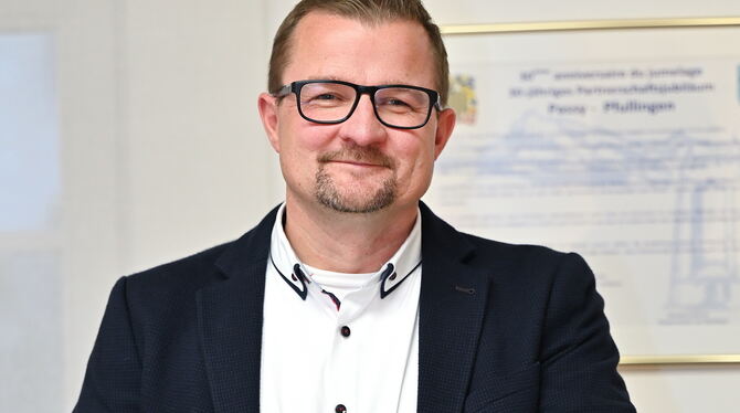Pfullingens Bürgermeister Stefan Wörner in seinem Amtszimmer.  FOTO: PIETH