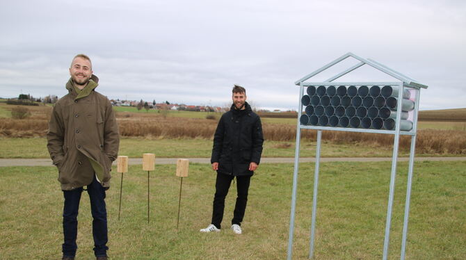Domenik Gebhardt (links) und Kevin Kolland mit ihrer Landschaftsinstallation, im Hintergrund das Upfinger Ried.  FOTO: OECHSNER