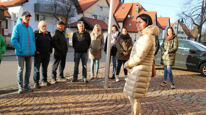 Hörte ganz genau hin: Bürgermeister-Kandidatin Anja Sauer (im hellen Mantel) hatte sich mit Donnstettern zu einer Informationsto