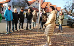 Hörte ganz genau hin: Bürgermeister-Kandidatin Anja Sauer (im hellen Mantel) hatte sich mit Donnstettern zu einer Informationsto