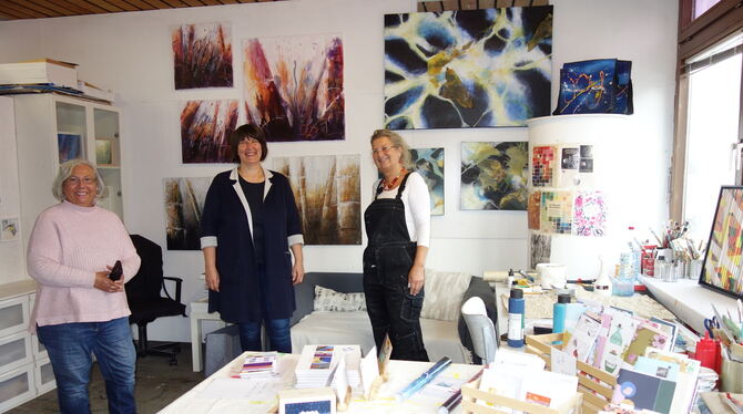 Bambus ist das Lieblingsmotiv von Michaela Pesch (Mitte). Bedriye Caliskan (links) und Claudia Mayer sind ihre Ateliernachbarinn