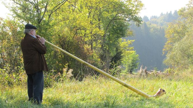 Bernhard Köhler mit dem Alphorn. Seine Töne schallen durch das Reichenbachtal bei Walddorf und Rübgarten. FOTOS: MÜLLER Bernhard Köhler mit dem Alphorn. Seine Töne schallen durch das Reichenbachtal bei Walddorf und Rübgarten. FOTOS: MÜLLER