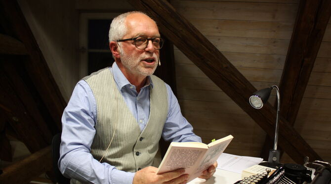 Philipp Förder beleuchtete die Entwicklung des Schreibens über Fakten und das von Fiktionen.  FOTO: STURM