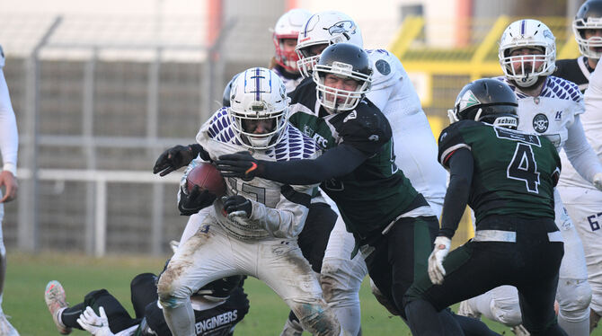 Eagles-Running-Back Cengiz Arslan (links) setzt sich gegen die Defense von Karlsruhe durch. FOTO: BAUR