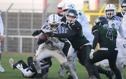 Eagles-Running-Back Cengiz Arslan (links) setzt sich gegen die Defense von Karlsruhe durch. FOTO: BAUR