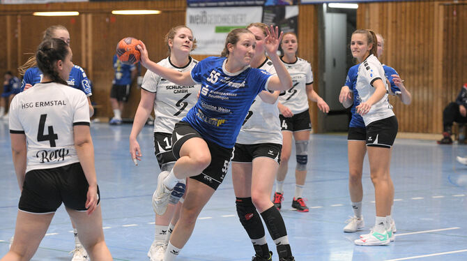 Melanie Gnadt (mit Ball) vom VfL Pfullingen setzt sich gegen Franziska Weber (links) und Katja Lenknereit von der HSG Ermstal du